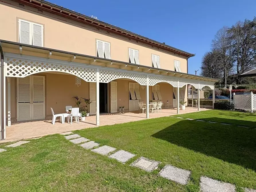 Immagine 1 di Villa in vendita  a Lucca