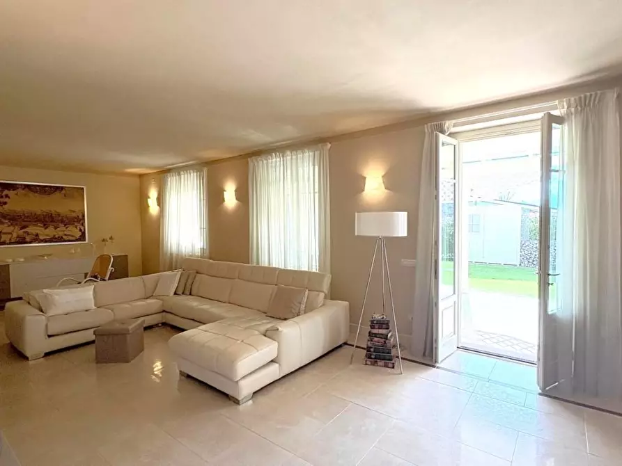 Immagine 6 di Villa in vendita  a Lucca