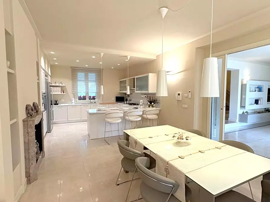 Immagine 13 di Villa in vendita  a Lucca