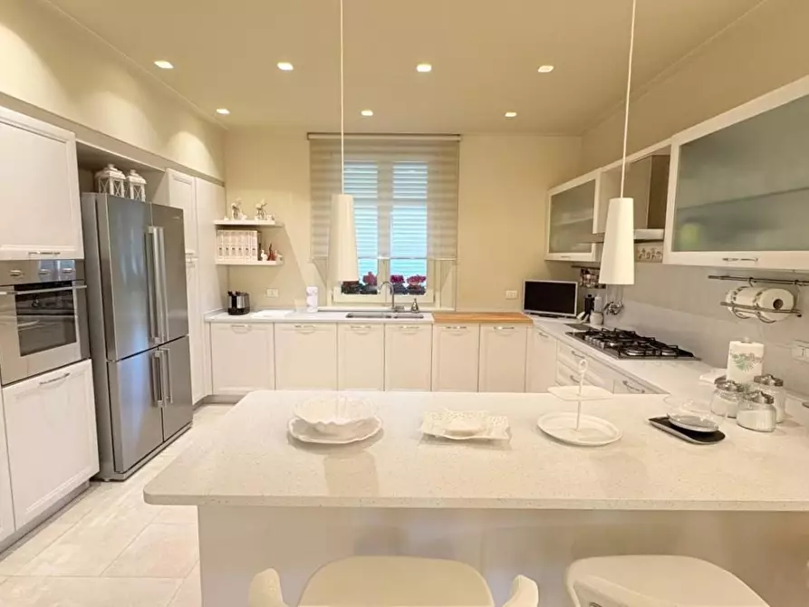 Immagine 10 di Villa in vendita  a Lucca