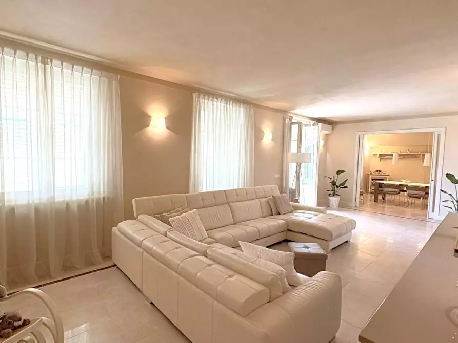 Immagine 8 di Villa in vendita  a Lucca