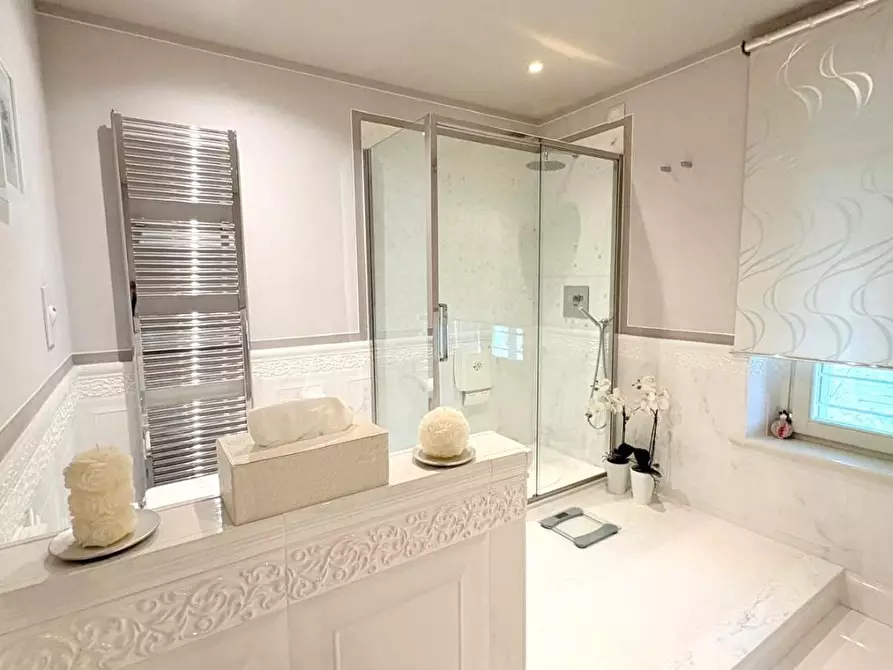 Immagine 29 di Villa in vendita  a Lucca