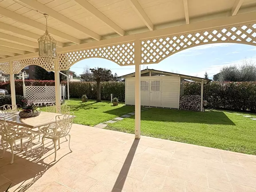 Immagine 17 di Villa in vendita  a Lucca