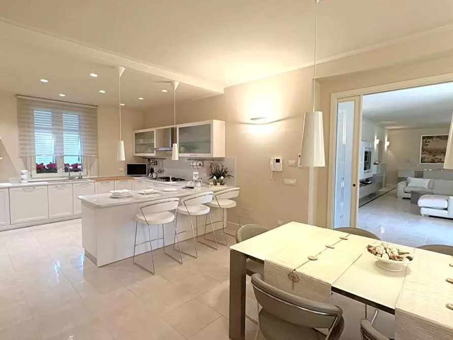 Immagine 12 di Villa in vendita  a Lucca