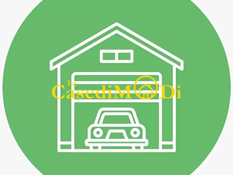 Immagine 2 di Garage in vendita  a Livorno