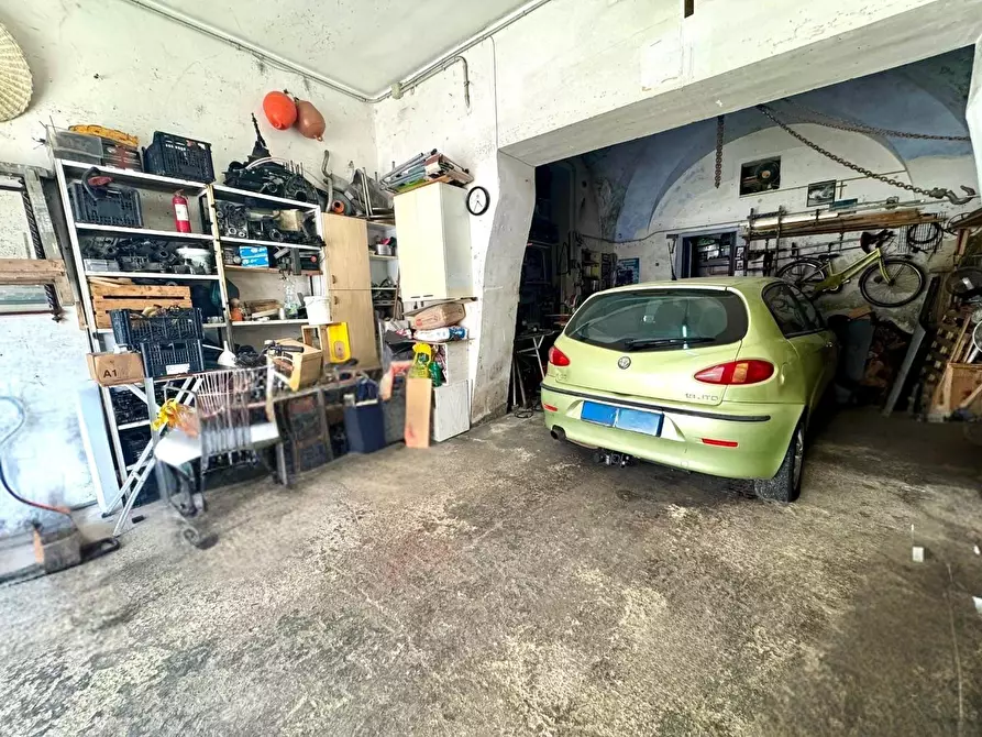 Immagine 17 di Garage in vendita  a Lecce