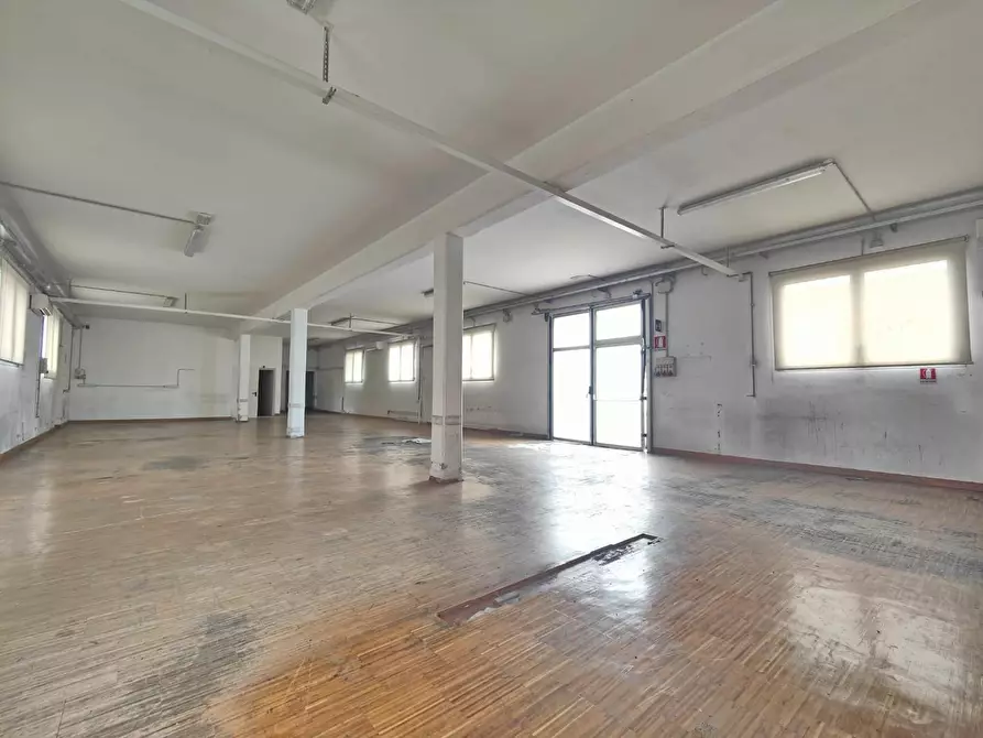 Immagine 2 di Capannone industriale in affitto  a Santa Croce Sull'arno