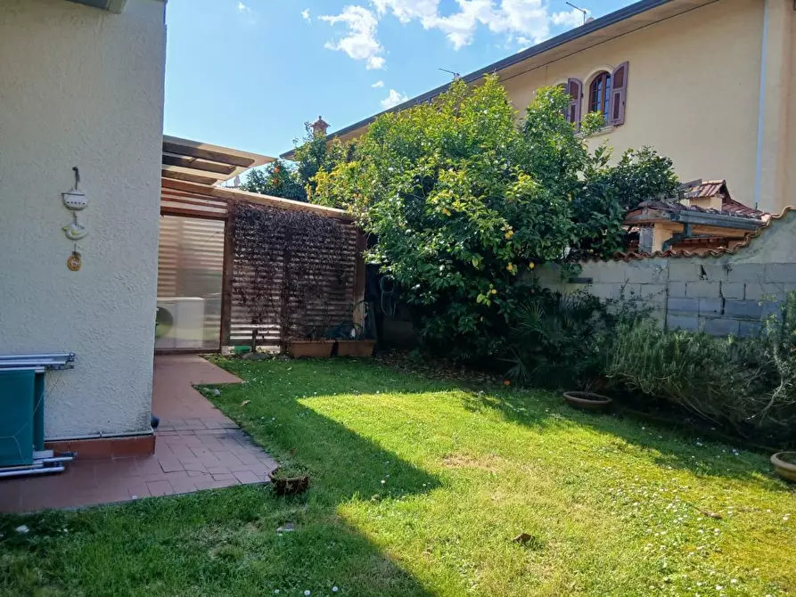 Immagine 2 di Appartamento in affitto  a Massa