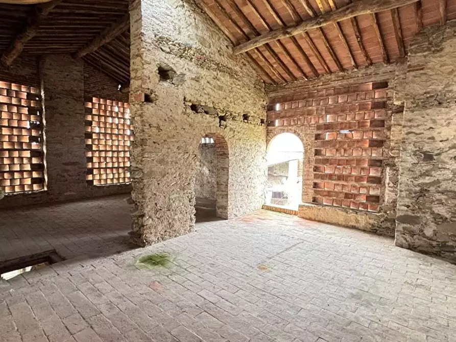 Immagine 4 di Deposito in vendita  a Capannori