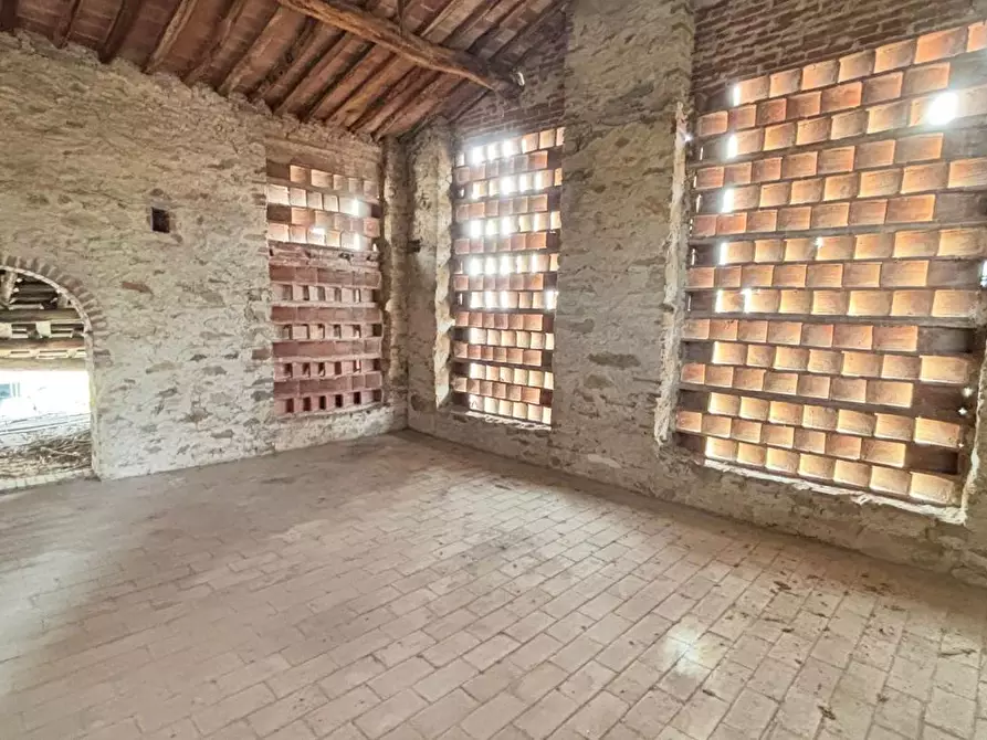 Immagine 3 di Deposito in vendita  a Capannori