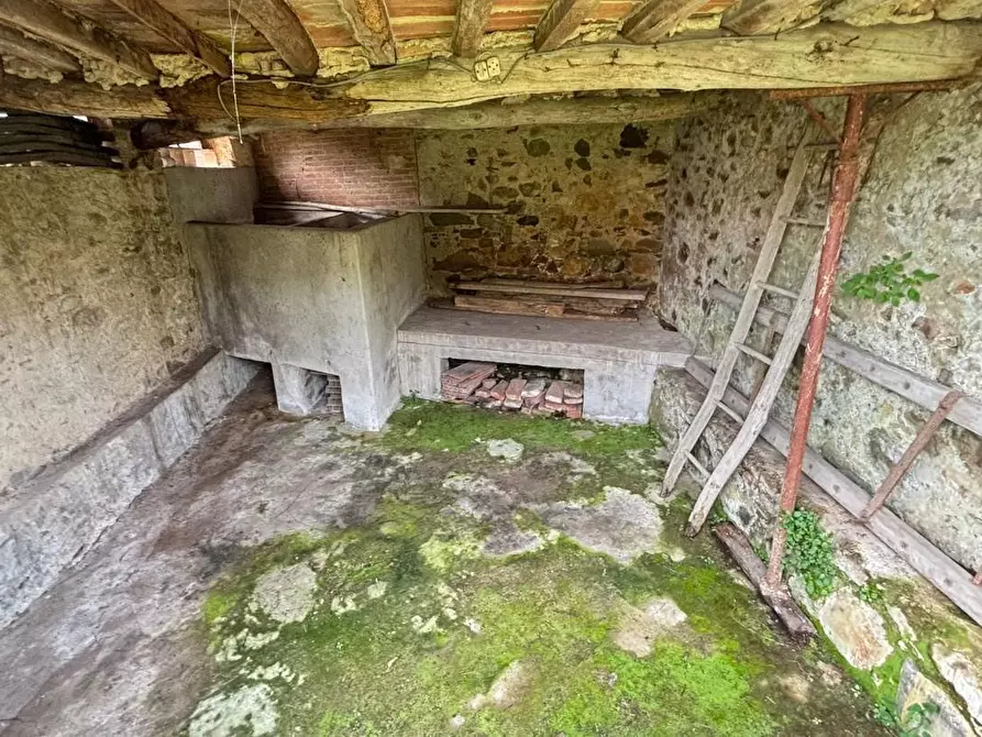 Immagine 2 di Deposito in vendita  a Capannori