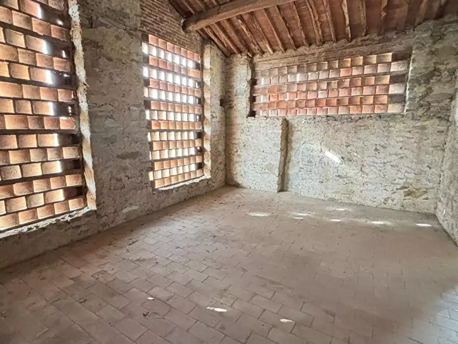 Immagine 22 di Deposito in vendita  a Capannori