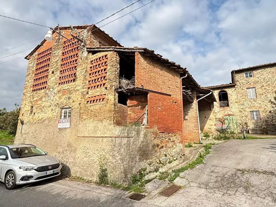 Immagine 15 di Deposito in vendita  a Capannori