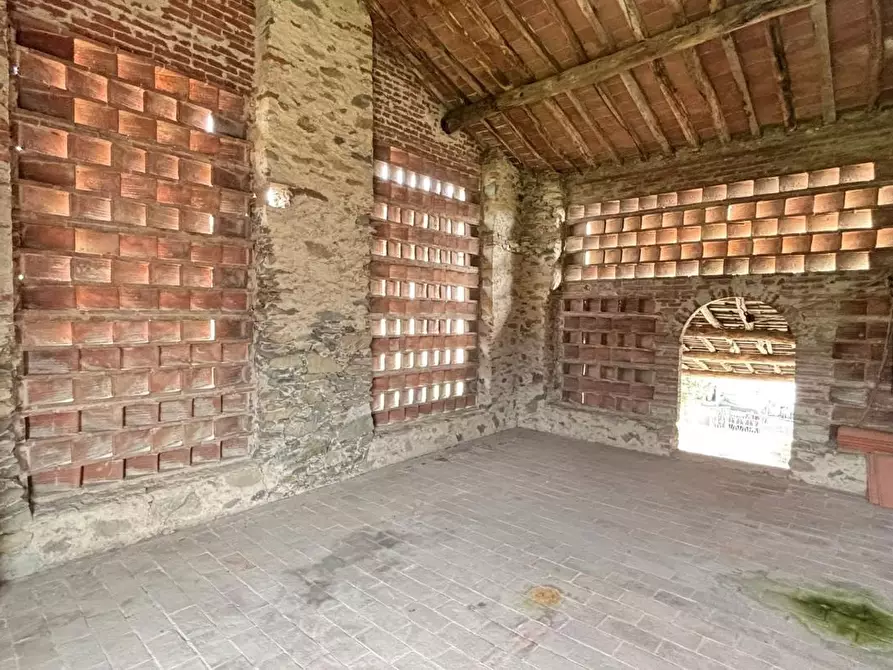 Immagine 20 di Deposito in vendita  a Capannori