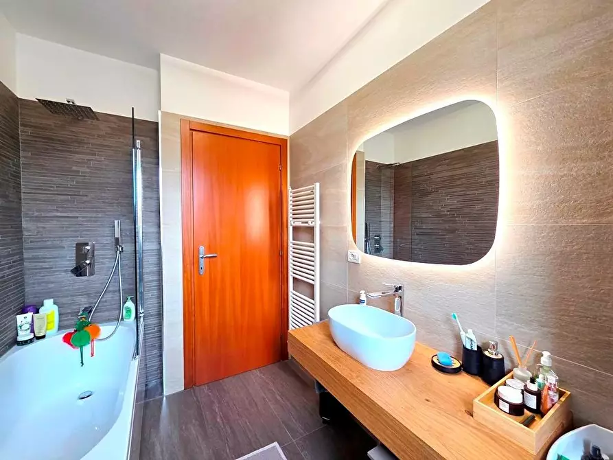 Immagine 27 di Villetta a schiera in vendita  a Lucca