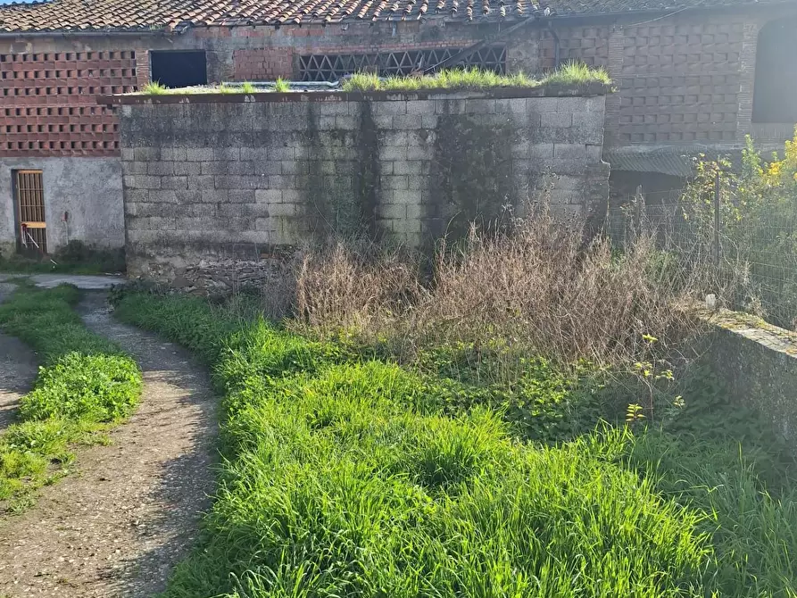 Immagine 1 di Deposito in vendita  a Capannori
