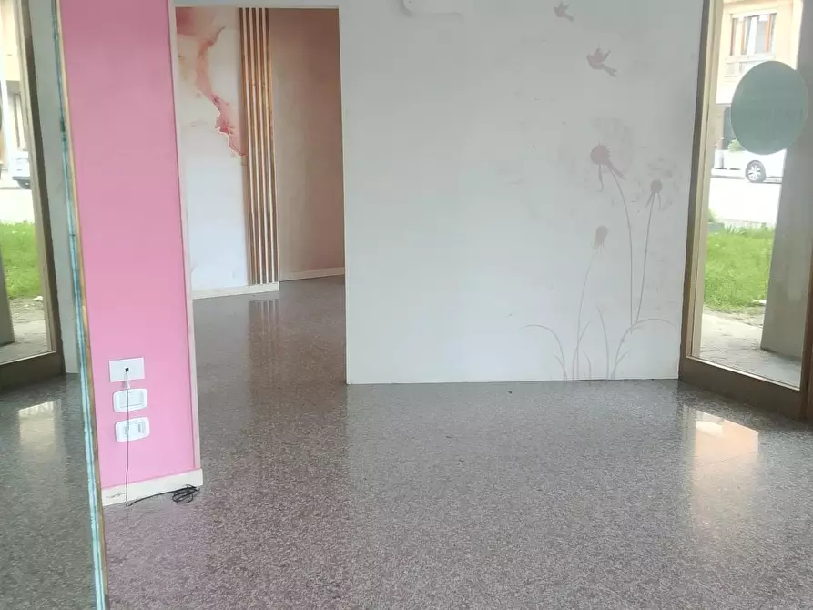 Immagine 2 di Locale commerciale in affitto  a Empoli