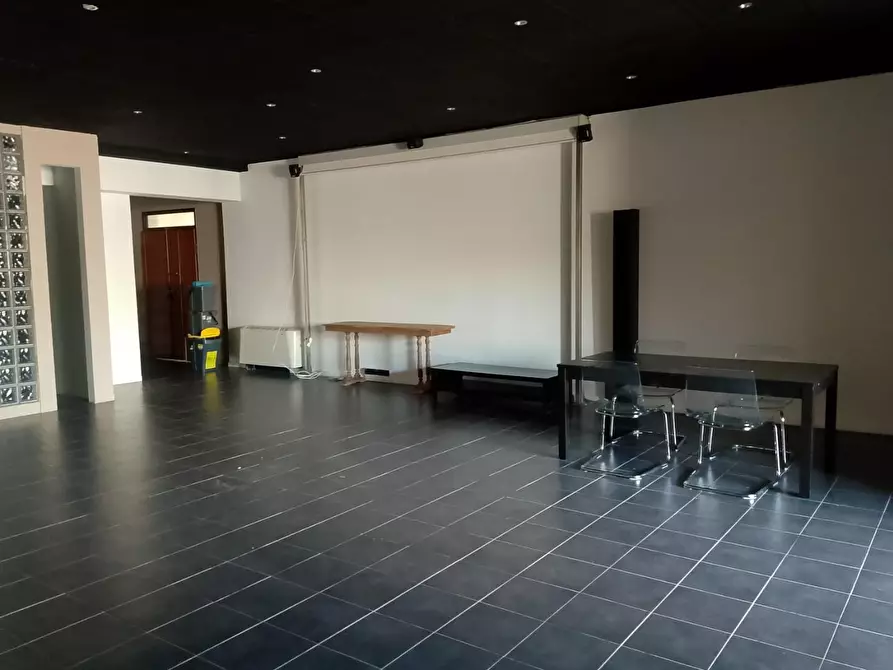 Immagine 2 di Locale commerciale in affitto  a Empoli