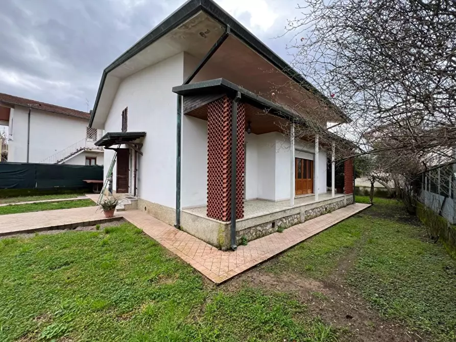 Immagine 1 di Villa in vendita  a Massa