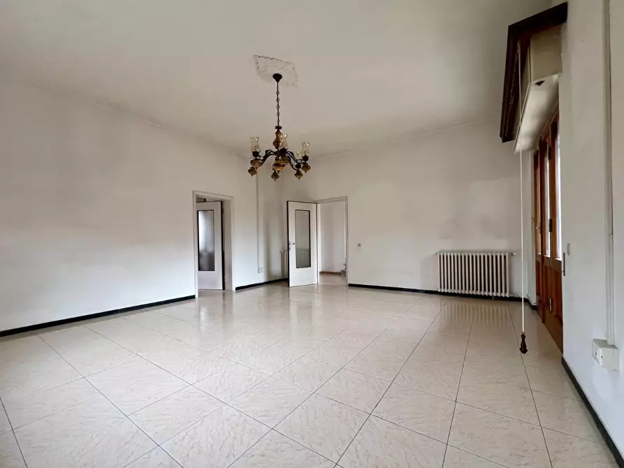 Immagine 19 di Villa in vendita  a Massa