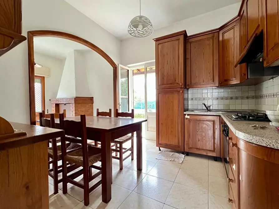 Immagine 13 di Villa in vendita  a Massa