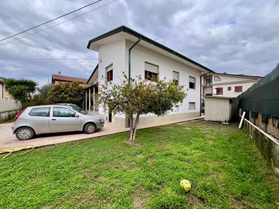Immagine 4 di Villa in vendita  a Massa