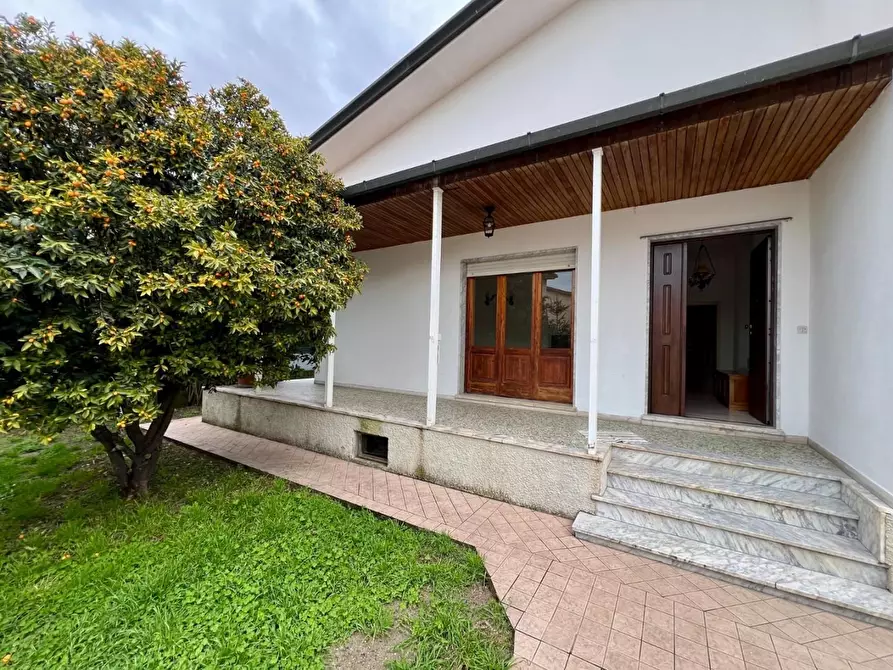 Immagine 2 di Villa in vendita  a Massa