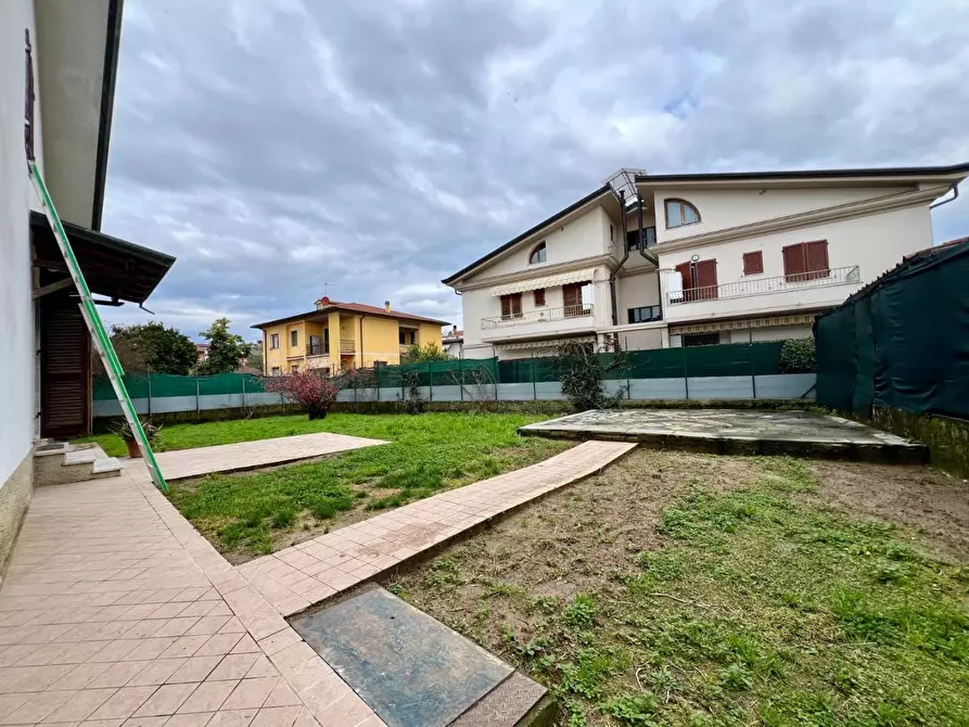 Immagine 6 di Villa in vendita  a Massa