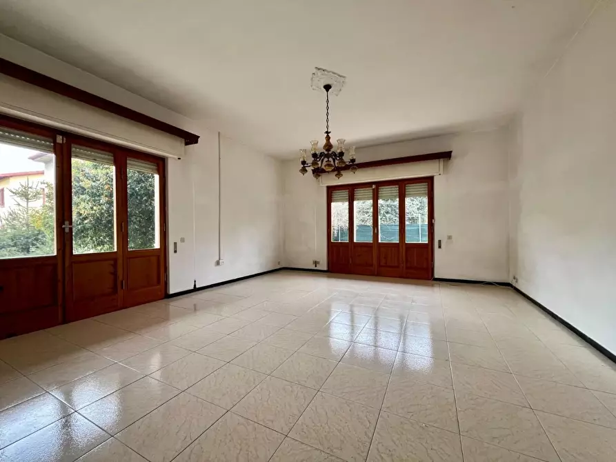 Immagine 8 di Villa in vendita  a Massa