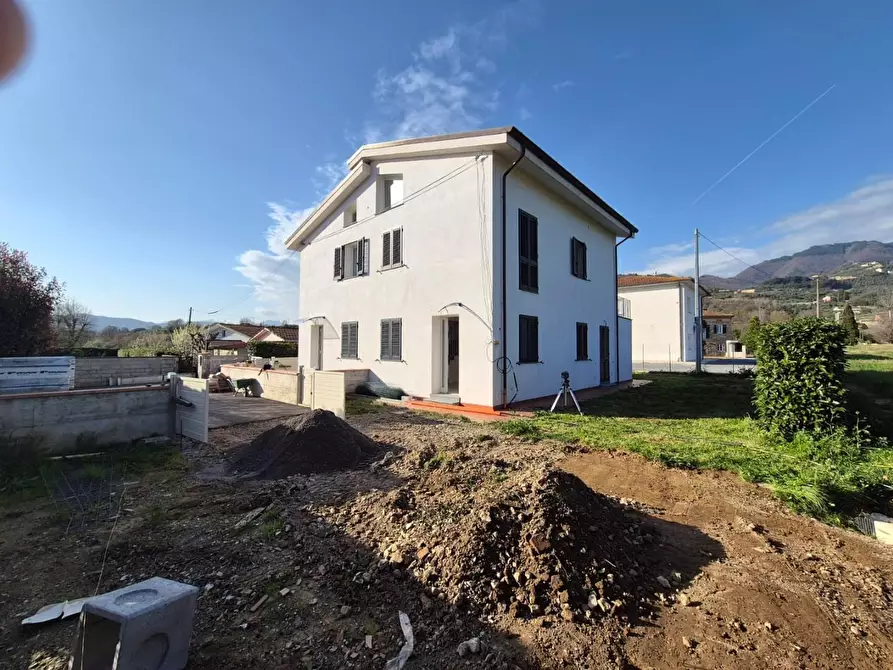 Immagine 1 di Casa bifamiliare in vendita  a Capannori