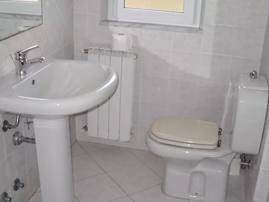 Immagine 12 di Casa bifamiliare in affitto  a Massa