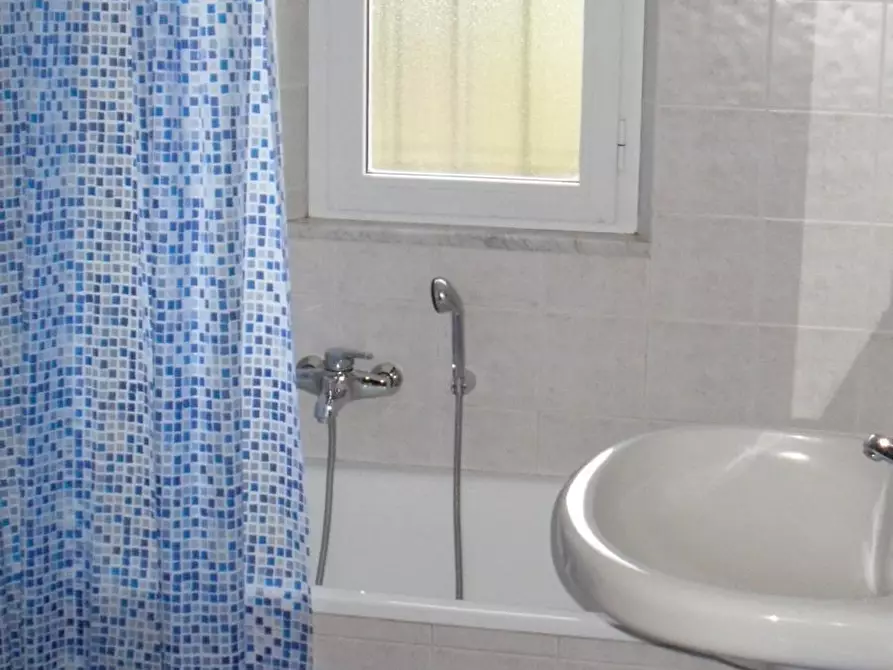 Immagine 11 di Casa bifamiliare in affitto  a Massa