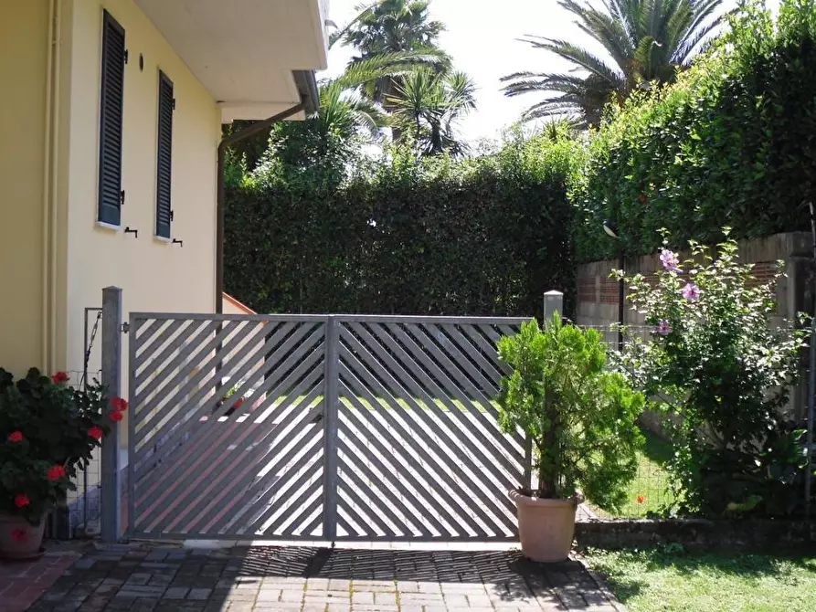 Immagine 1 di Casa bifamiliare in affitto  a Massa