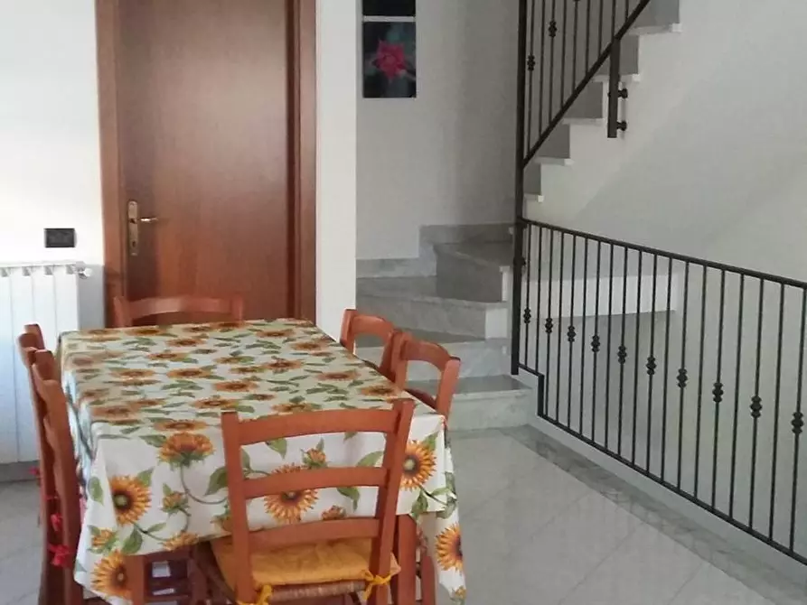 Immagine 8 di Casa bifamiliare in affitto  a Massa