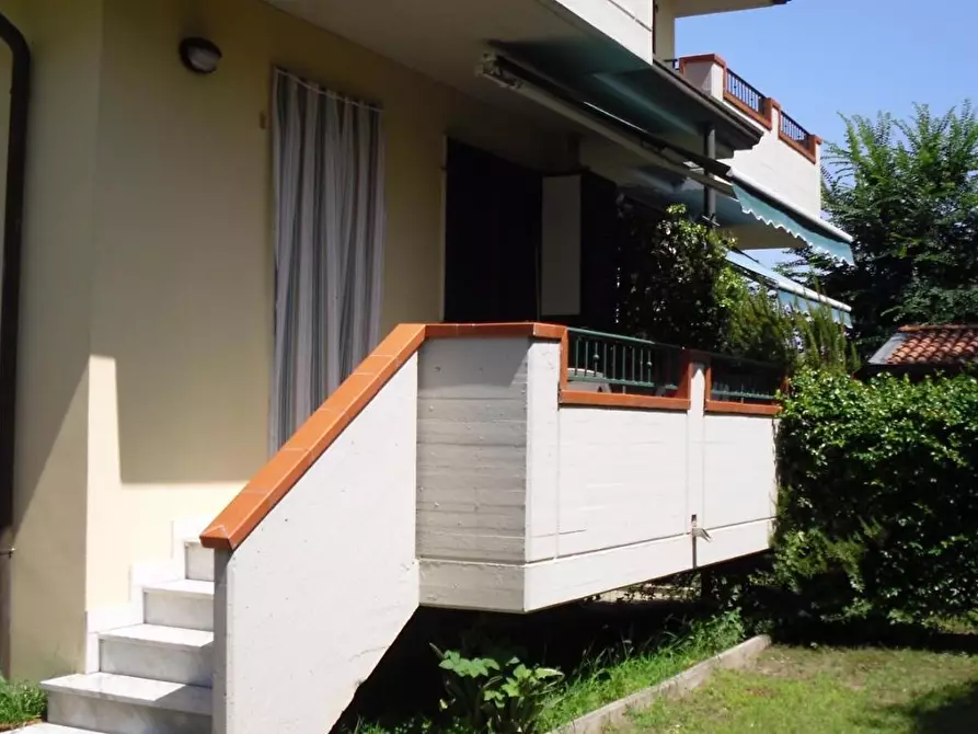 Immagine 2 di Casa bifamiliare in affitto  a Massa