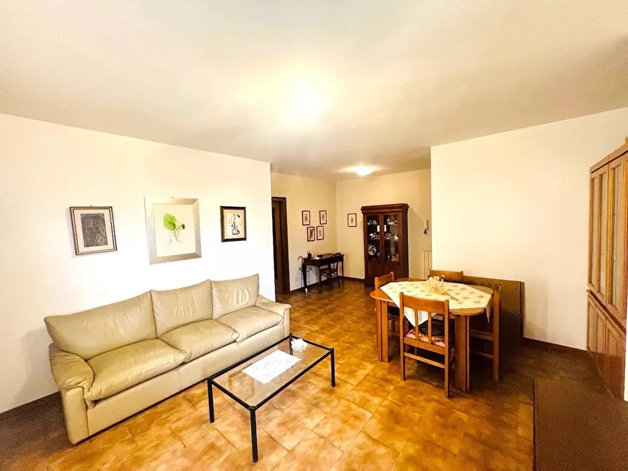 Immagine 2 di Appartamento in vendita  a Massa