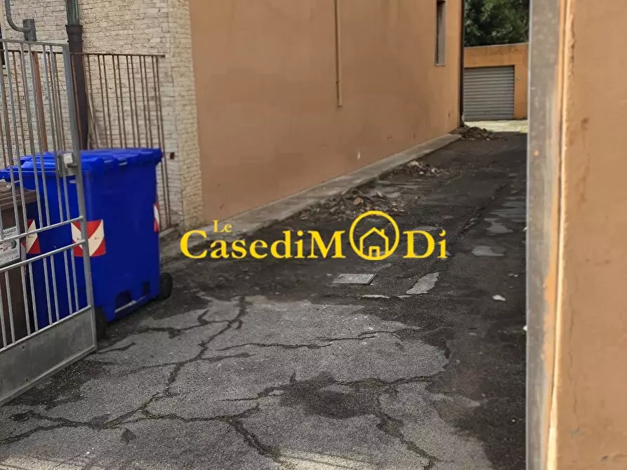 Immagine 2 di Garage in vendita  a Livorno