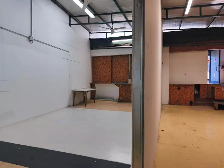 Immagine 12 di Locale commerciale in vendita  a Carrara