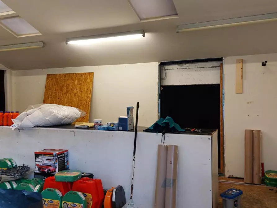 Immagine 2 di Locale commerciale in vendita  a Carrara