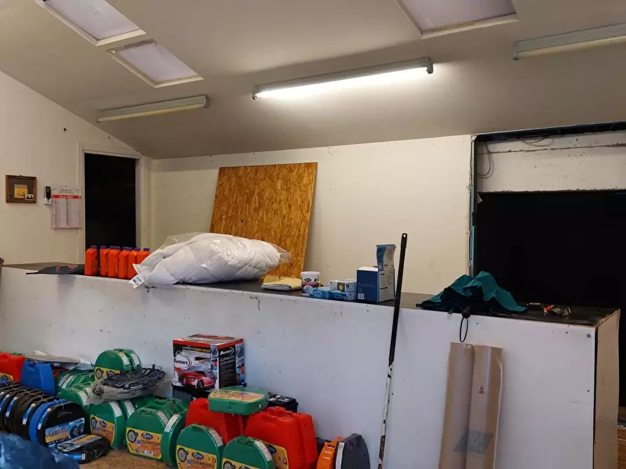 Immagine 4 di Locale commerciale in vendita  a Carrara