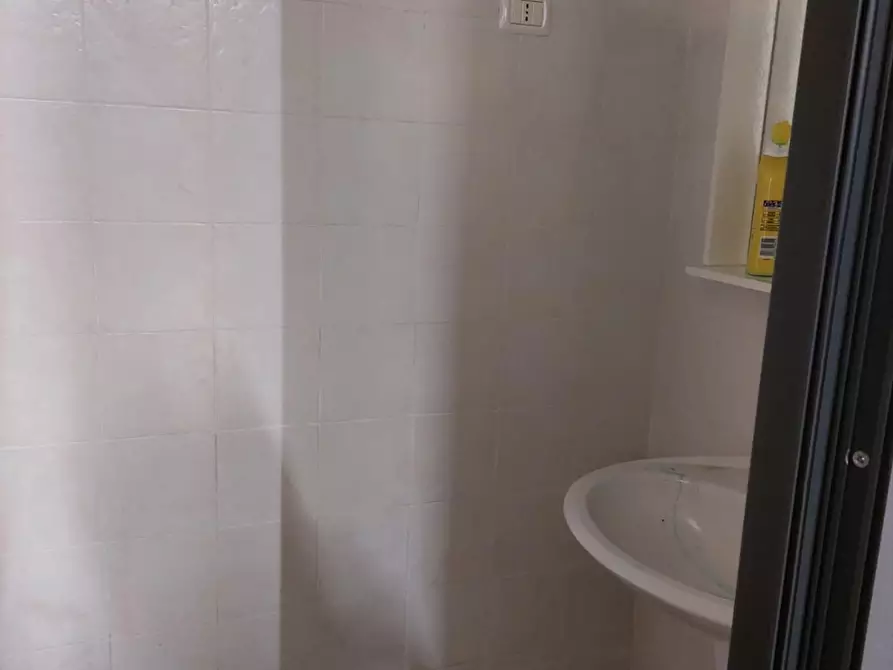 Immagine 5 di Locale commerciale in vendita  a Carrara