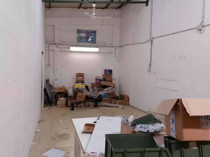 Immagine 3 di Locale commerciale in vendita  a Carrara