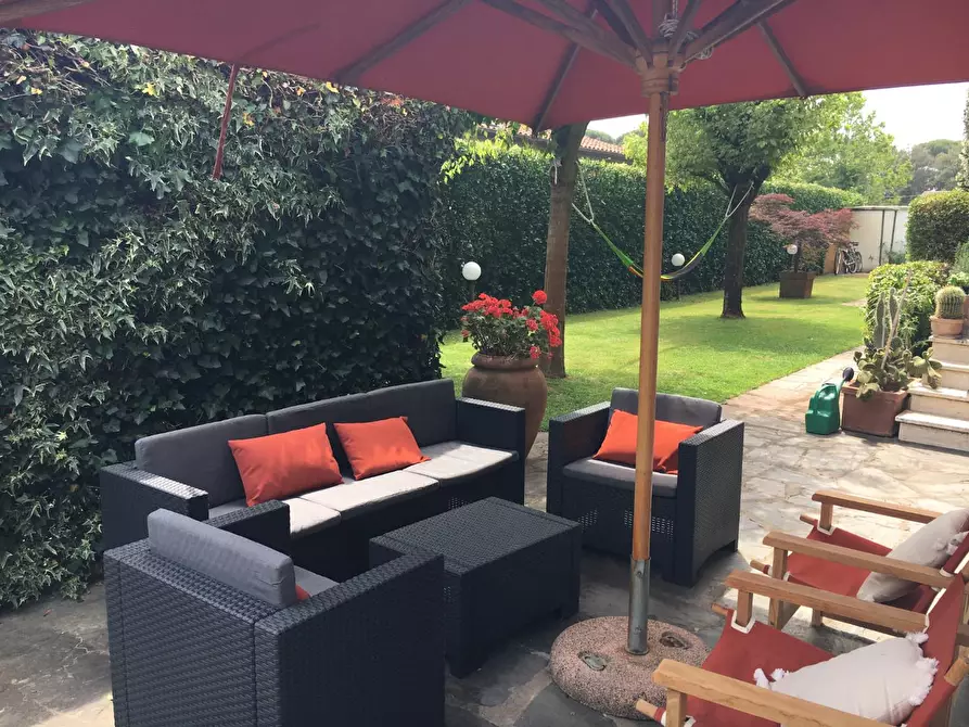 Immagine 1 di Villa in vendita  a Pietrasanta