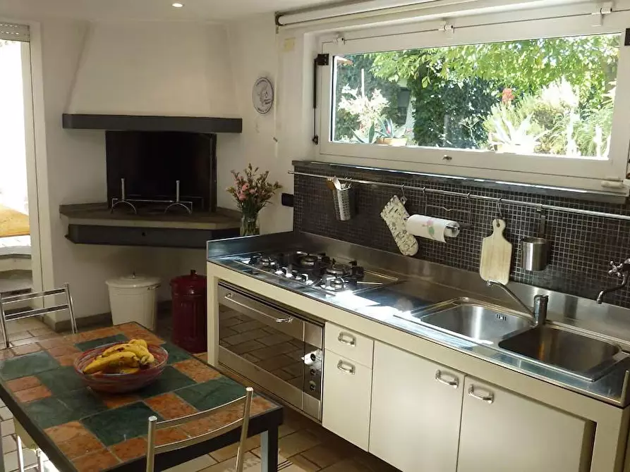 Immagine 10 di Villa in vendita  a Pietrasanta