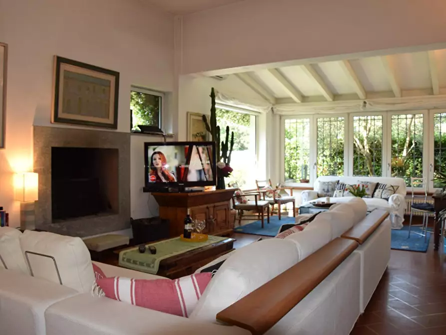 Immagine 2 di Villa in vendita  a Pietrasanta