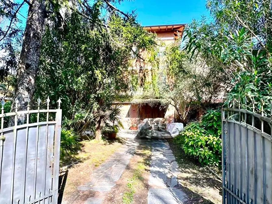 Immagine 1 di Villa in vendita  a Pietrasanta