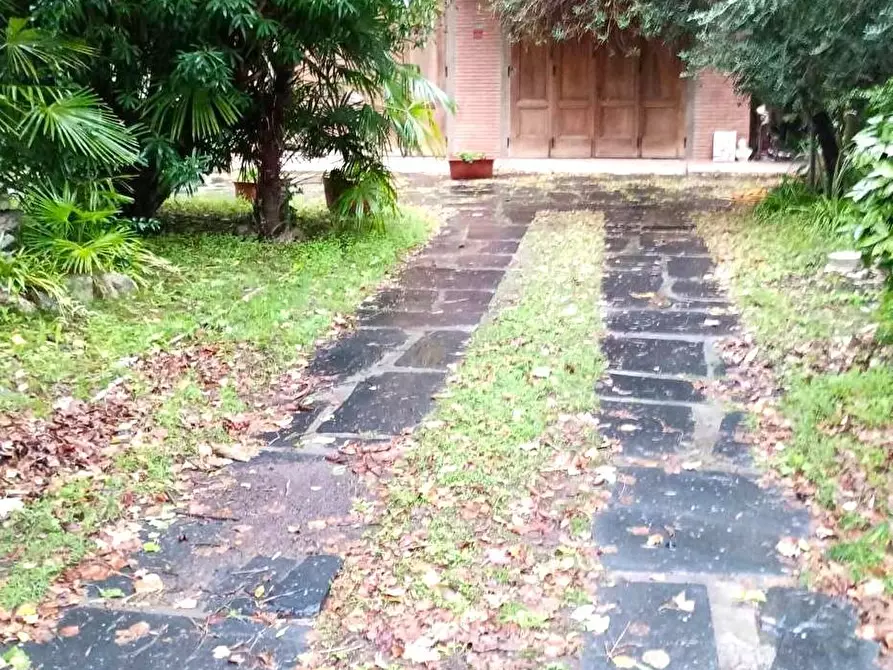 Immagine 2 di Locale commerciale in vendita  a Pietrasanta