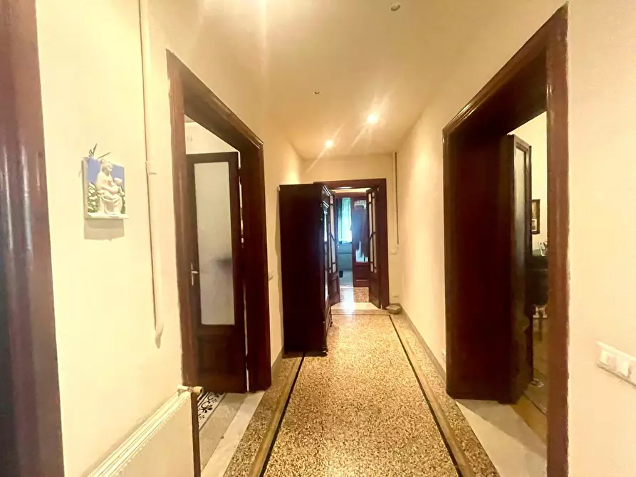 Immagine 7 di Appartamento in vendita  a Lucca