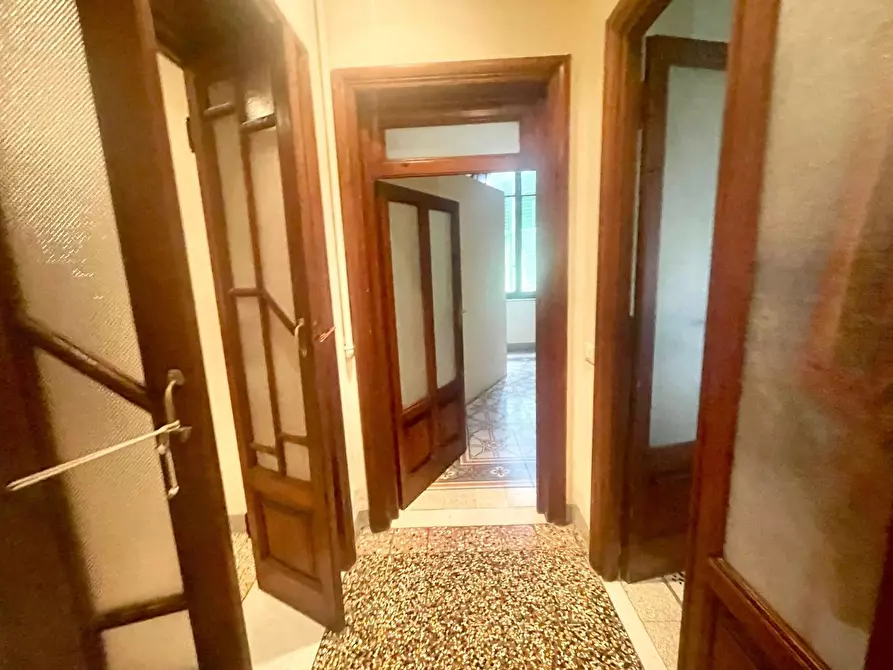 Immagine 17 di Appartamento in vendita  a Lucca