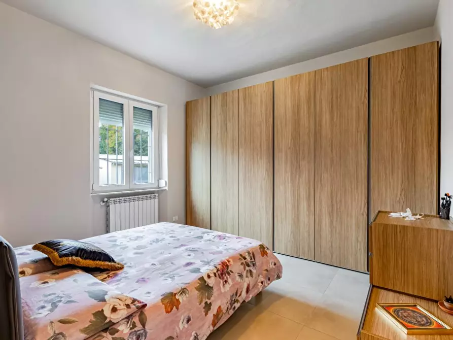 Immagine 2 di Villa in vendita  a Pisa